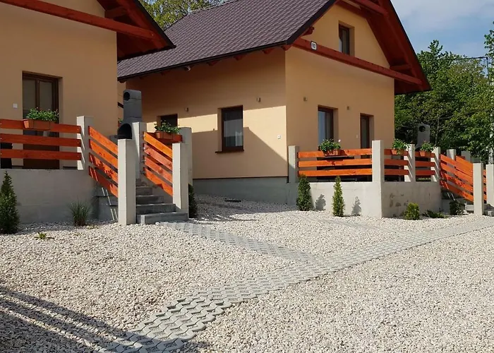 بيت للعطل Michalka - *